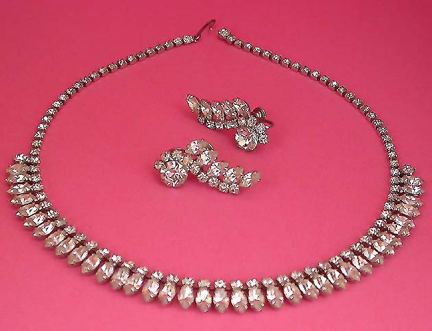 a beautiful vintage costume jewelry necklace