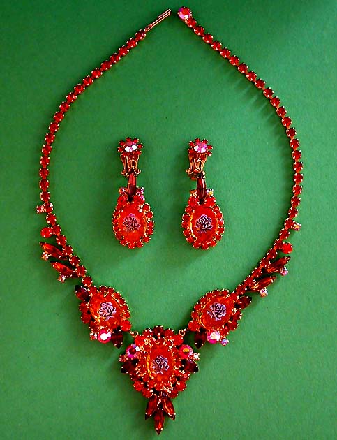 a beautiful vintage costume jewelry lucite necklace