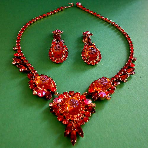 a beautiful vintage costume jewelry lucite necklace
