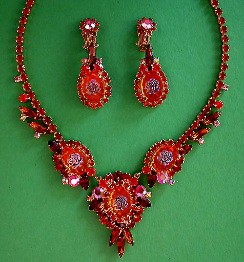 a beautiful vintage costume jewelry lucite necklace
