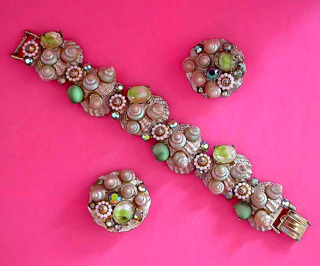 a beautiful vintage costume jewelry lucite necklace