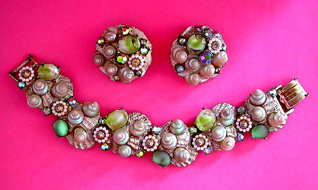 a beautiful vintage costume jewelry lucite necklace