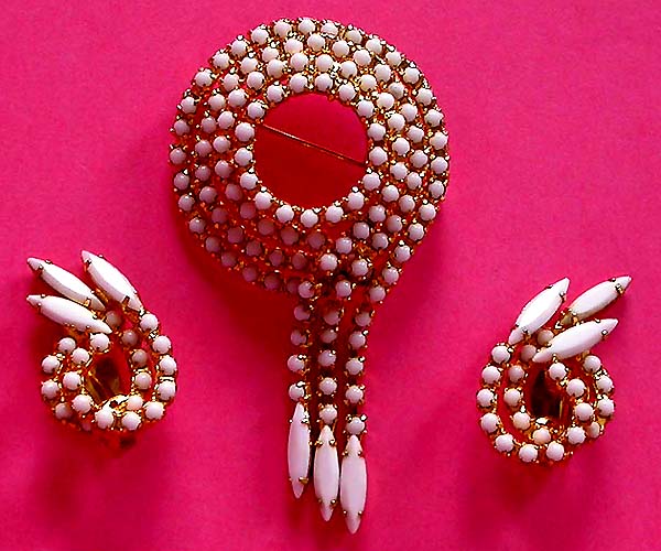 a beautiful vintage costume jewelry lucite necklace
