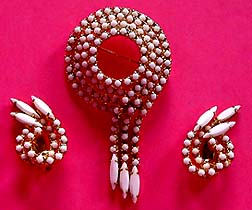 a beautiful Lisner vintage costume jewelry necklace, bracelet and clip earrings