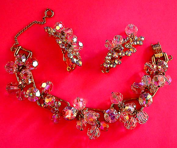 a beautiful vintage costume jewelry lucite necklace