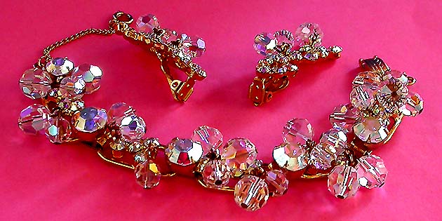 a beautiful vintage costume jewelry lucite necklace
