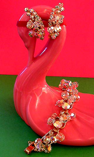 a beautiful vintage costume jewelry lucite necklace