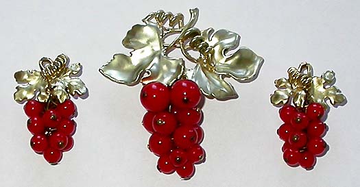 a beautiful vintage costume jewelry lucite necklace