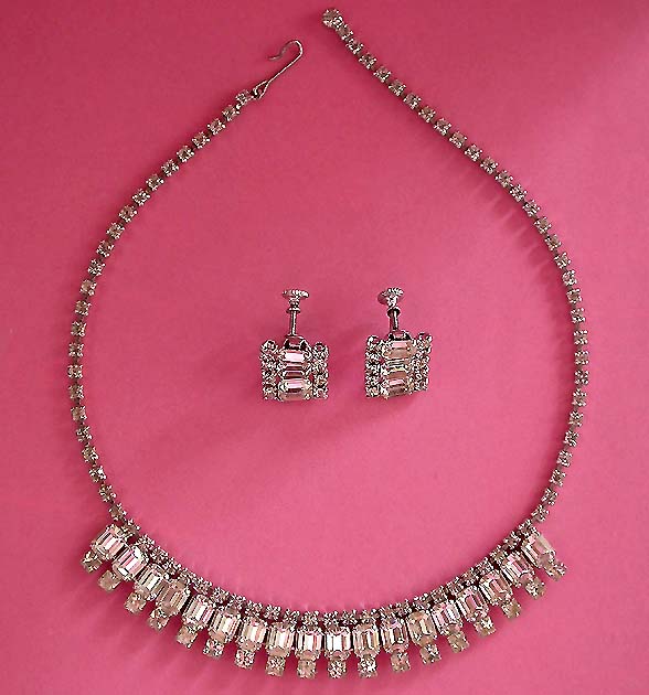 a beautiful vintage costume jewelry lucite necklace
