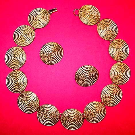 a beautiful vintage costume jewelry necklace unsigned