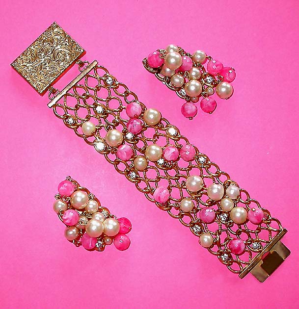 a beautiful vintage costume jewelry lucite necklace