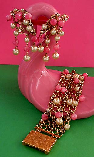 a beautiful vintage costume jewelry lucite necklace