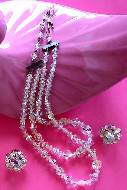 a beautiful vintage costume jewelry lucite necklace