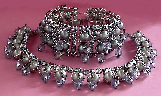 a beautiful vintage costume jewelry lucite necklace