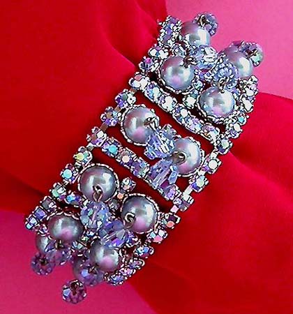 a beautiful vintage costume jewelry lucite necklace