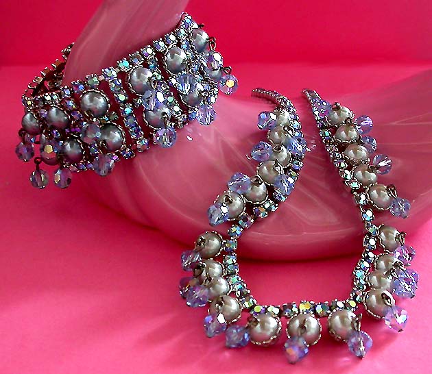 a beautiful vintage costume jewelry lucite necklace