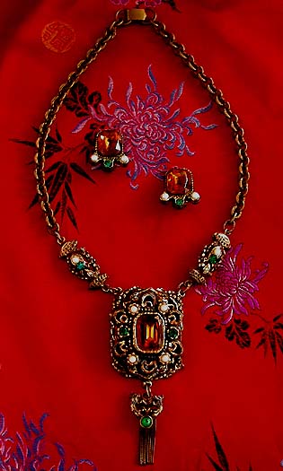 a beautiful vintage costume jewelry lucite necklace