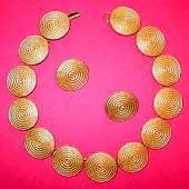 a beautiful vintage costume jewelry necklace unsigned