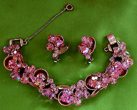 a beautiful vintage costume jewelry lucite necklace