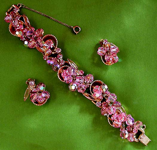a beautiful vintage costume jewelry lucite necklace
