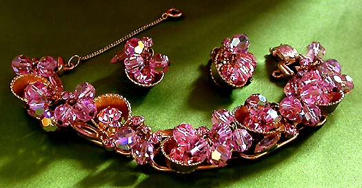 a beautiful vintage costume jewelry lucite necklace
