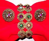 a beautiful vintage costume jewelry necklace unsigned