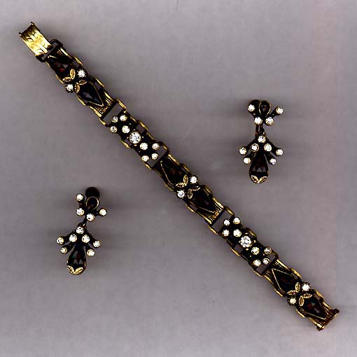 a beautiful vintage costume jewelry necklace unsigned